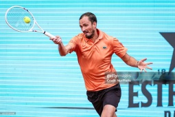Tennis đỉnh cao Madrid Open: Medvedev thắng vất vả, Tsitsipas đoạt vé đi tiếp