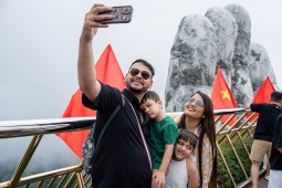 Khách Tây choáng ngợp với không khí lễ hội Mặt Trời tại Ba Na Hills