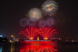 Pháo hoa thắp sáng bầu trời Việt Trì trước ngày Giỗ Tổ