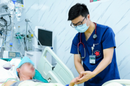 Đi nắng về thấy nóng nực rồi tắm ngay: Sai lầm "chết người" nhiều người mắc phải trong kỳ nghỉ lễ