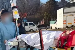 Tình trạng nam ca sĩ rơi từ sân thượng tầng 3 xuống đất