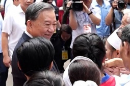 Tổng Bí thư, Chủ tịch nước Tô Lâm thăm hỏi người dân tại Đền Hùng