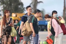 Du khách ùn ùn ra đảo Phú Quý