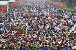 Biển người đổ về đền Hùng