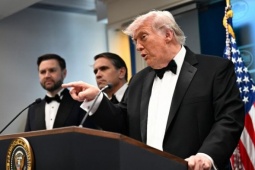 Tổng thống Trump: 'Tưởng tiếng súng là chiếc khay rơi'