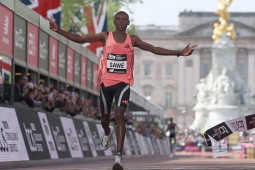 Chấn động marathon thế giới, Sabastian Sawe trở thành người đầu tiên chạy 42km dưới 2 giờ
