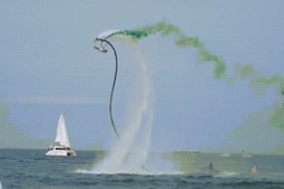 Du khách không thể rời mắt khỏi màn flyboard trên biển Đà Nẵng