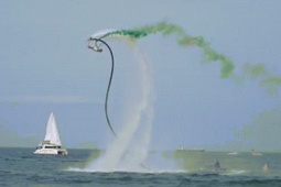 Du khách không thể rời mắt khỏi màn flyboard trên biển Đà Nẵng