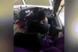 Tài xế xe buýt bị sa thải vì để bạn gái ngồi trên đùi khi đang chở khách