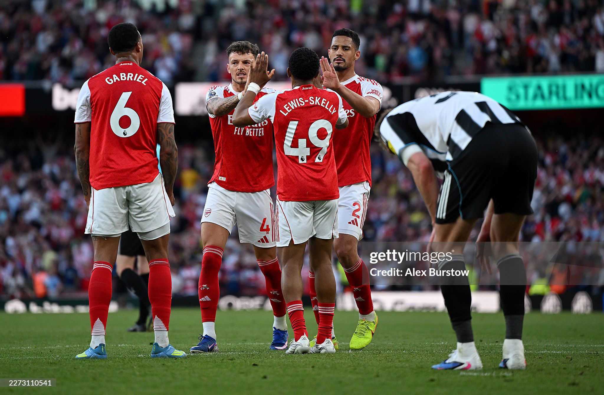 Arsenal giành chiến thắng nhờ sự "tốt bụng" của Newcastle