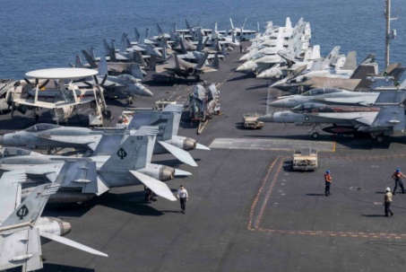 Tàu sân bay Mỹ duy trì hoạt động của hàng chục máy bay thế nào