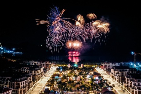 Cát Bà đón dòng khách lớn đêm khai trương VUI-Fest, vịnh trung tâm bùng nổ không khí lễ hội