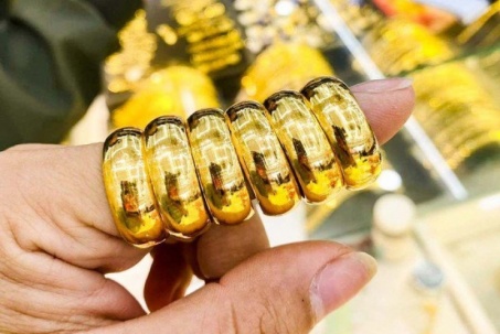 Chốt giá vàng hôm nay ngày 26/4 giảm rất mạnh, người mua lỗ cực đậm