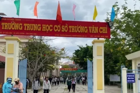 Không kỷ luật thầy giáo dạy toán nhéo lỗ tai 17 học sinh