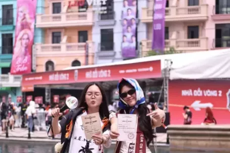 Gai Home Concert: Diện "đồ quẩy" đội mũ cử nhân, Gai Con mang gì đến "lễ tốt nghiệp"?