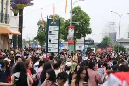 Biển người đổ về Hưng Yên