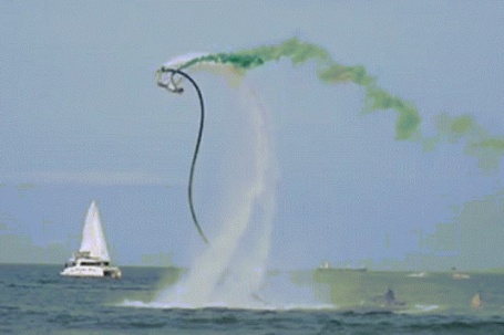 Du khách không thể rời mắt khỏi màn flyboard trên biển Đà Nẵng