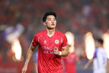 Đình Bắc khiêm tốn sau cú hat-trick "lịch sử", Công an Hà Nội thẳng tiến ngôi vương