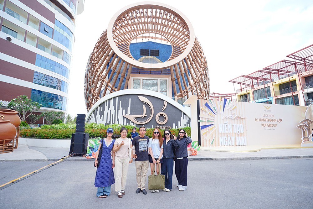 Khách du lịch ghi dấu những khoảnh khắc rạng rỡ bên biểu tượng kiến trúc Nhà hát Đó – điểm dừng chân không thể bỏ lỡ khi đến với Nha Trang