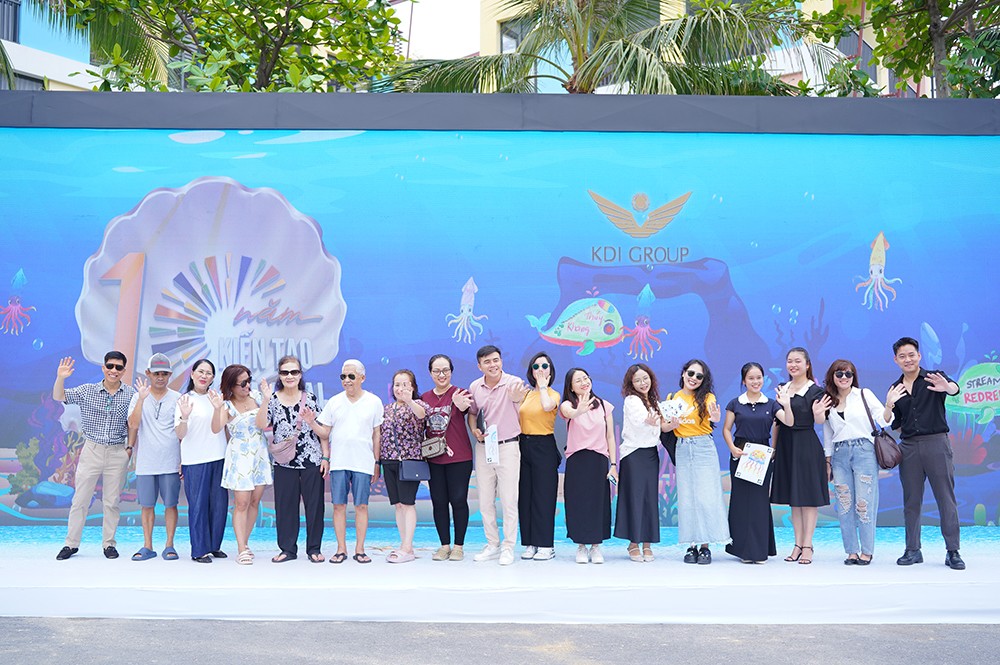 Những sinh vật biển đầy màu sắc "vẫy vùng" giữa đại dương ánh sáng, mang lại trải nghiệm đa giác quan đầy diệu kỳ.