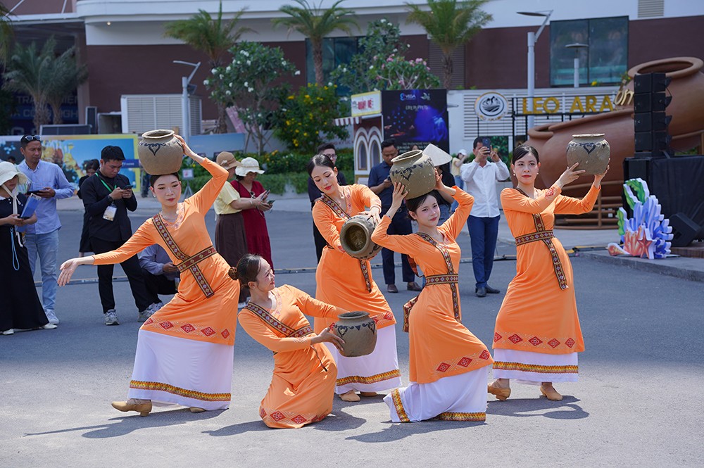 Các hoạt động ngoài trời tạo nên bầu không khí lễ hội rực rỡ, thu hút sự tham gia của đông đảo du khách.