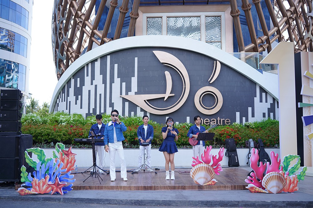 Âm nhạc trở thành sợi dây kết nối cảm xúc giữa không gian kiến trúc độc đáo của Nhà hát Đó, khởi đầu cho một ngày hội trải nghiệm đa sắc màu.