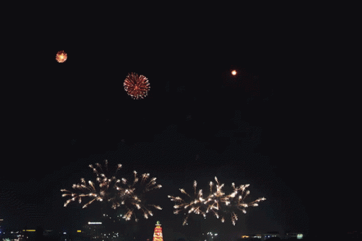 Biển người xem pháo hoa dịp giỗ Tổ Hùng Vương