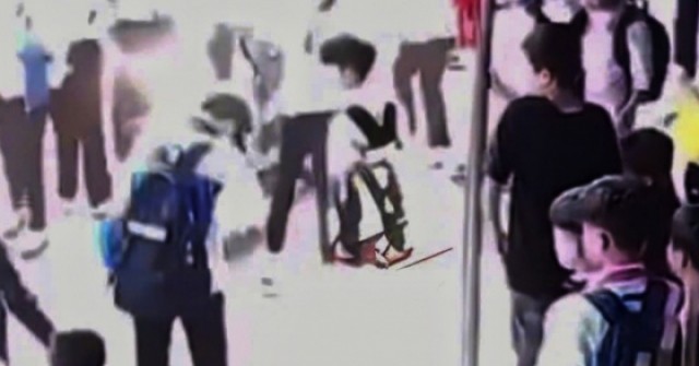 Nam sinh lớp 8 nghi bị kẻ lạ xịt hơi cay trước cổng trường