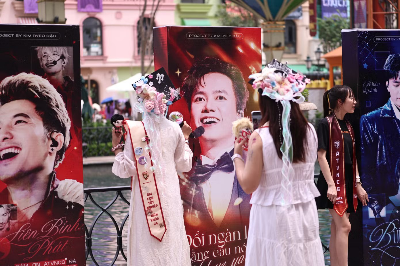 Gai Home Concert: Diện "đồ quẩy" đội mũ cử nhân, Gai Con mang gì đến "lễ tốt nghiệp"? - 2