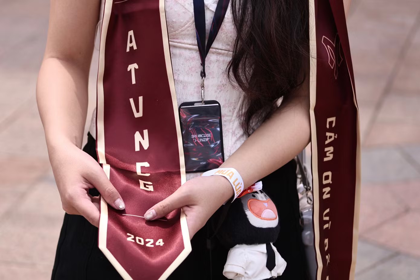 Mũ tốt nghiệp được trang trí cùng logo tấm khiên đặc trưng từ các Gai Con của Anh Trai Vượt Ngàn Chông Gai K24.