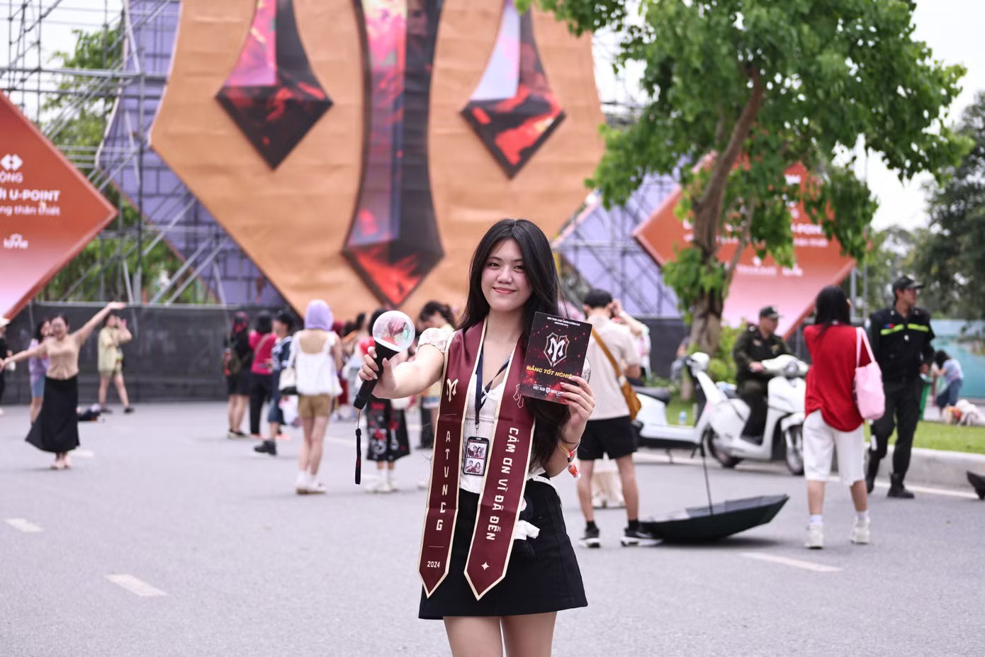 Mũ tốt nghiệp được trang trí cùng logo tấm khiên đặc trưng từ các Gai Con của Anh Trai Vượt Ngàn Chông Gai K24.