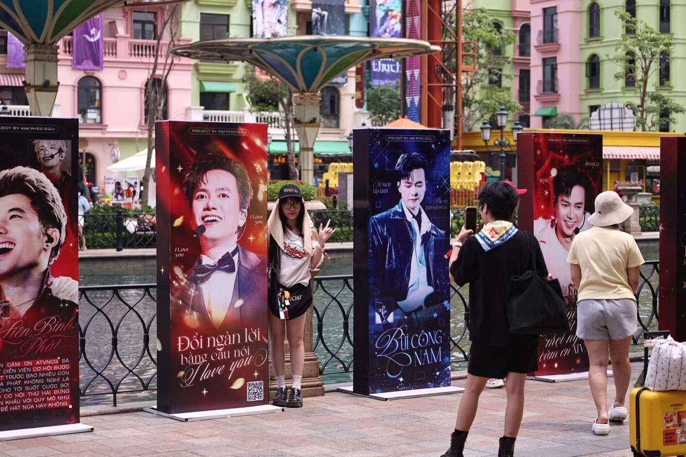 Mũ tốt nghiệp được trang trí cùng logo tấm khiên đặc trưng từ các Gai Con của Anh Trai Vượt Ngàn Chông Gai K24.