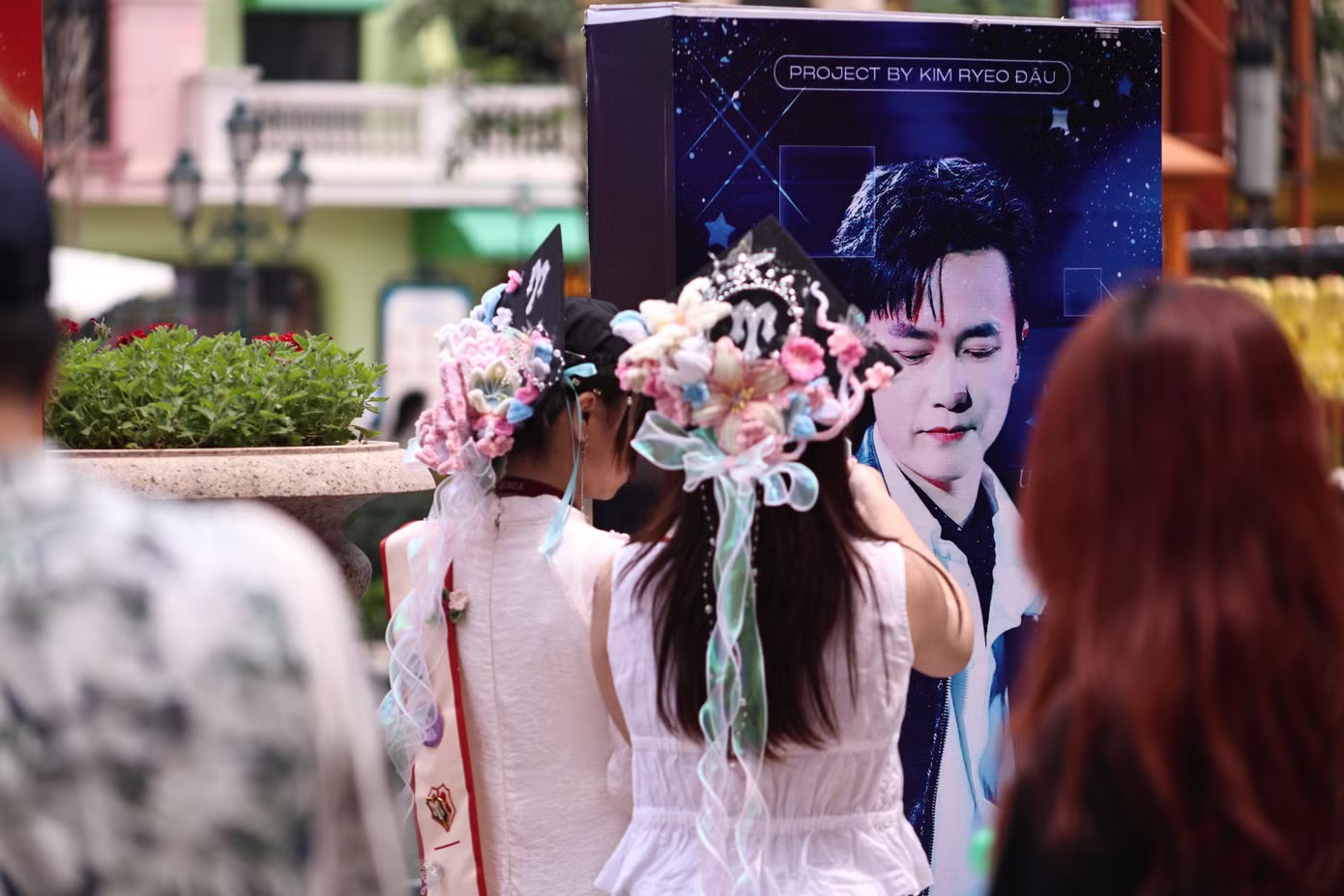 Mũ tốt nghiệp được trang trí cùng logo tấm khiên đặc trưng từ các Gai Con của Anh Trai Vượt Ngàn Chông Gai K24.