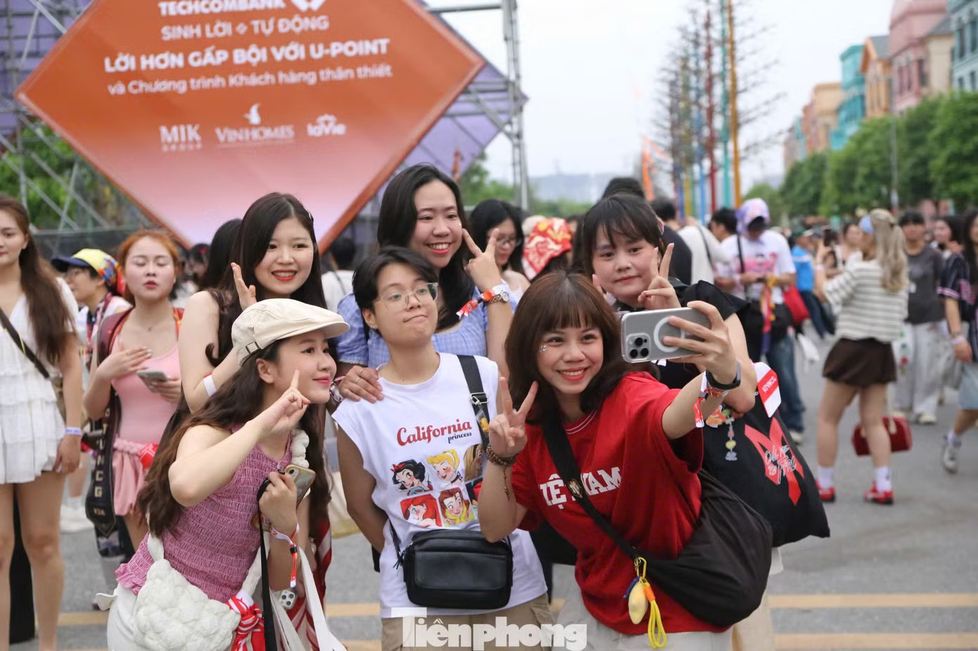 Khu vực đặt logo của chương trình Anh trai vượt ngàn chông gai là nơi có nhiều người đến check-in.