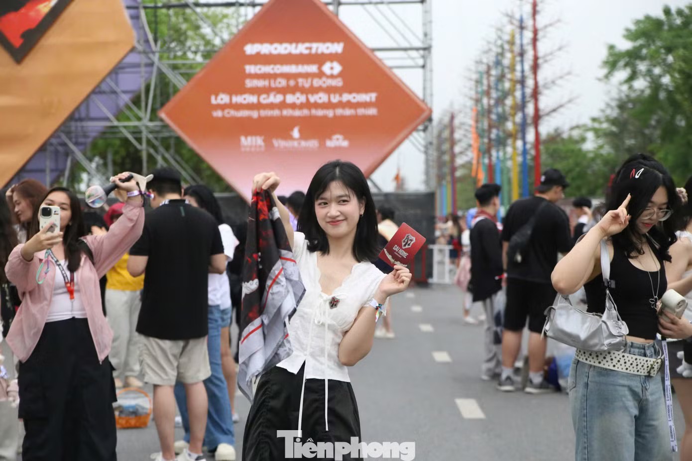 Khu vực đặt logo của chương trình Anh trai vượt ngàn chông gai là nơi có nhiều người đến check-in.