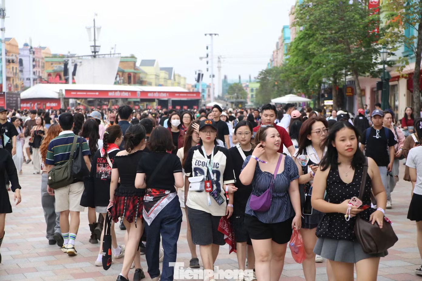 Mọi con đường dẫn về concert ken đặc người. Đây là đêm diễn thứ 9 của 33 nghệ sĩ show Anh trai vượt ngàn chông gai. Chương trình vẫn giữ nguyên sức hút với lượng vé đã sold out (bán hết) từ lâu.