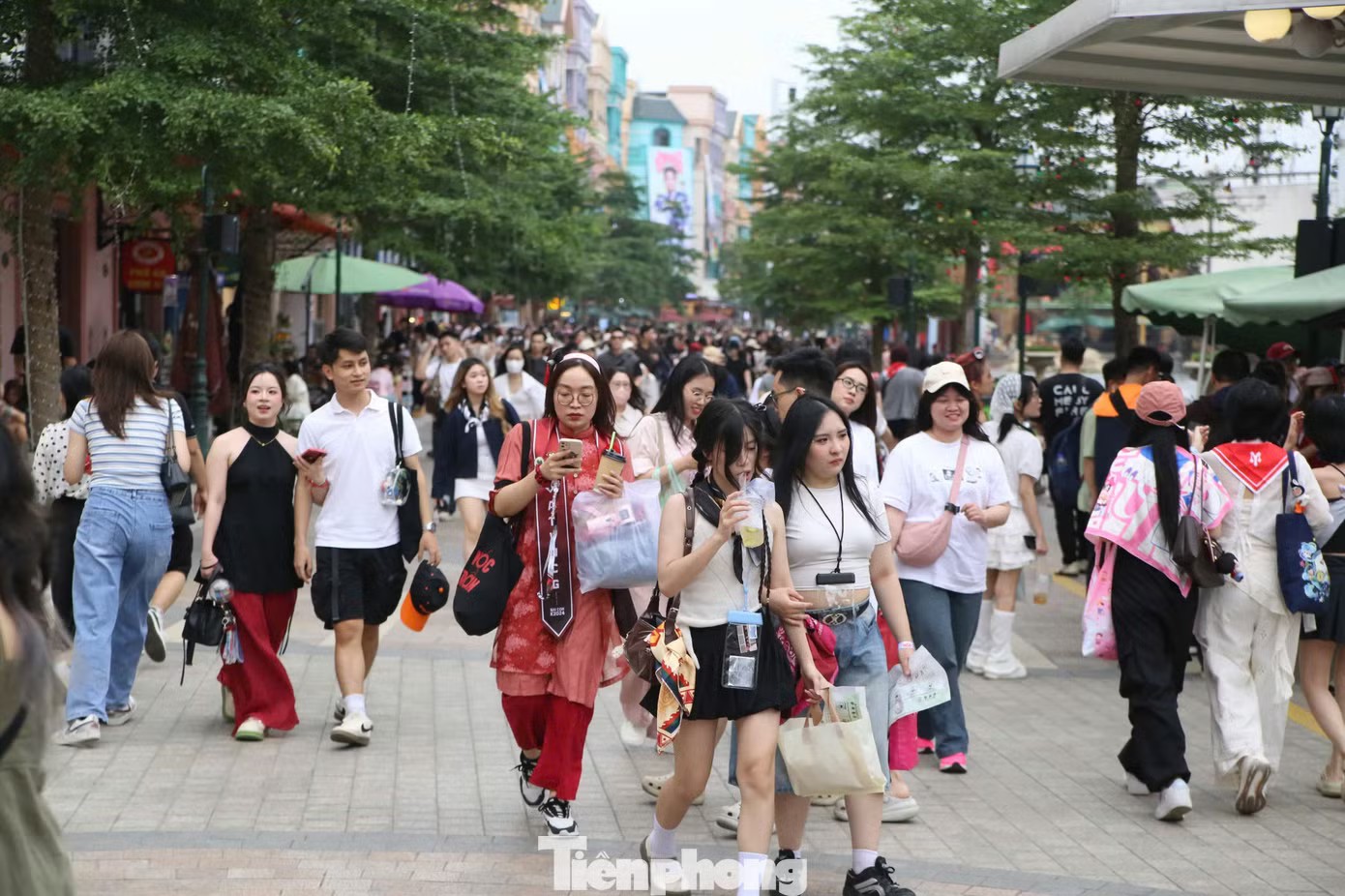 Mọi con đường dẫn về concert ken đặc người. Đây là đêm diễn thứ 9 của 33 nghệ sĩ show Anh trai vượt ngàn chông gai. Chương trình vẫn giữ nguyên sức hút với lượng vé đã sold out (bán hết) từ lâu.