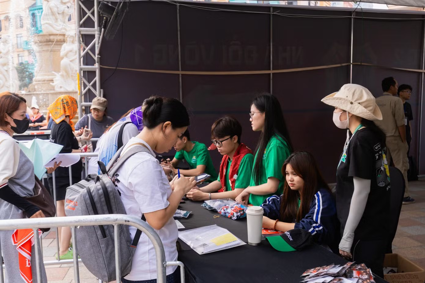 Nhiều người hâm mộ đã xếp hàng giữ chỗ từ 24/4 nhưng được BTC đề nghị không camp rào sớm ở các khu vực đổi vòng và khu vực check-in nhé. Từ tối 25/4, một số bạn trẻ trải bạt, dựng lều để có chỗ đẹp xem các anh tài diễn.