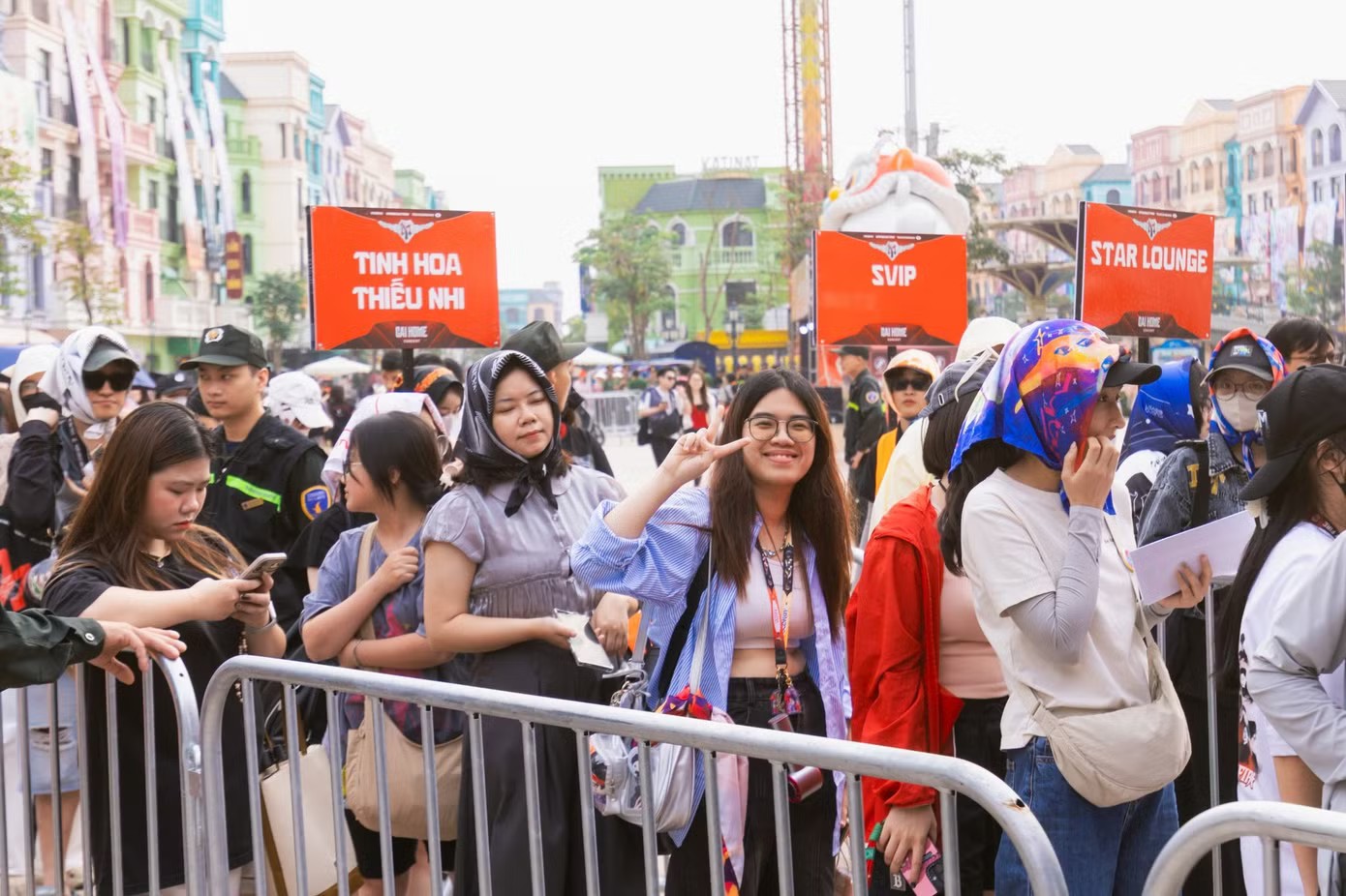 Nhiều người hâm mộ đã xếp hàng giữ chỗ từ 24/4 nhưng được BTC đề nghị không camp rào sớm ở các khu vực đổi vòng và khu vực check-in nhé. Từ tối 25/4, một số bạn trẻ trải bạt, dựng lều để có chỗ đẹp xem các anh tài diễn.