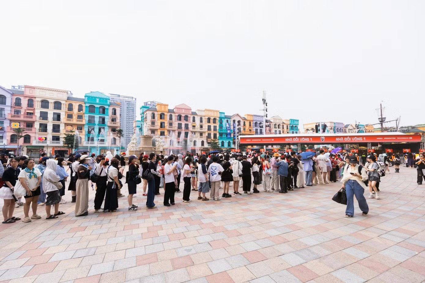 Nhiều người hâm mộ đã xếp hàng giữ chỗ từ 24/4 nhưng được BTC đề nghị không camp rào sớm ở các khu vực đổi vòng và khu vực check-in nhé. Từ tối 25/4, một số bạn trẻ trải bạt, dựng lều để có chỗ đẹp xem các anh tài diễn.