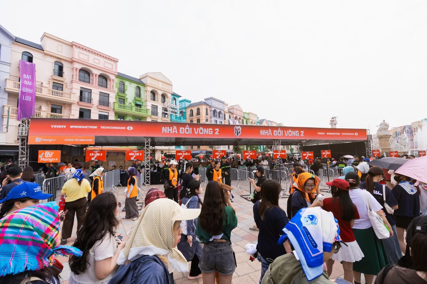 Nhiều người hâm mộ đã xếp hàng giữ chỗ từ 24/4 nhưng được BTC đề nghị không camp rào sớm ở các khu vực đổi vòng và khu vực check-in nhé. Từ tối 25/4, một số bạn trẻ trải bạt, dựng lều để có chỗ đẹp xem các anh tài diễn.