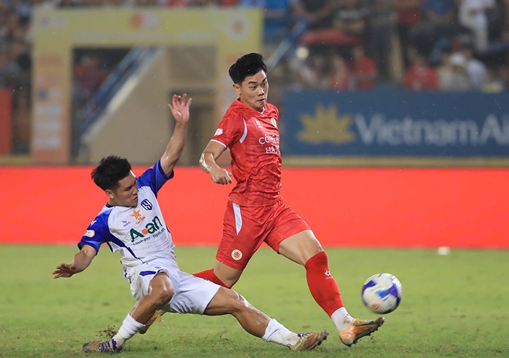 Đình Bắc đang có phong độ cực cao trong màu áo Công an Hà Nội.