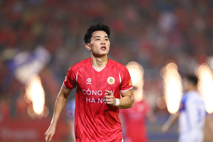 Đình Bắc khiêm tốn sau cú hat-trick vào lưới SLNA.