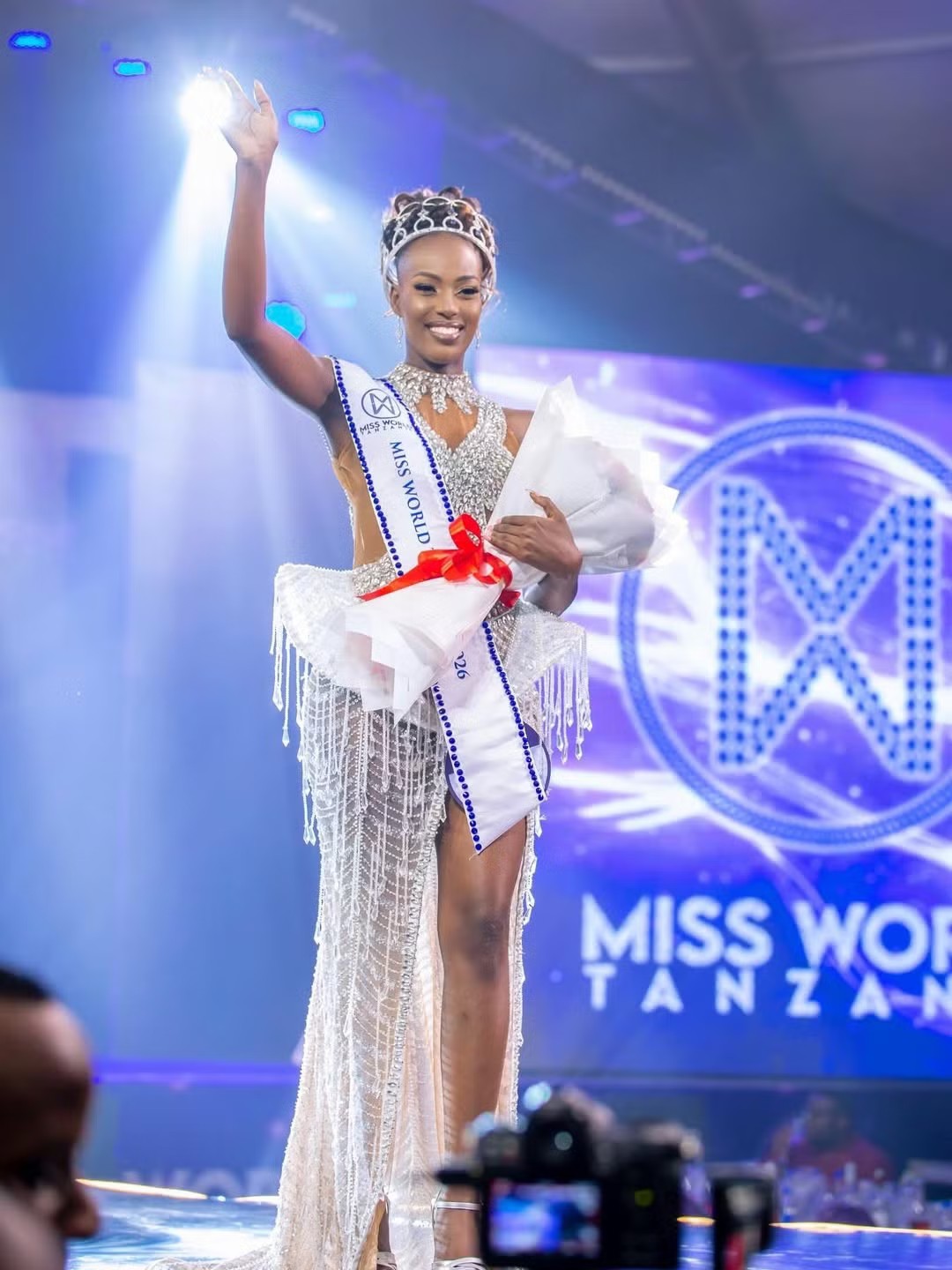 Lộ diện thêm nhiều người đẹp đến Việt Nam thi Hoa hậu Thế giới - 2