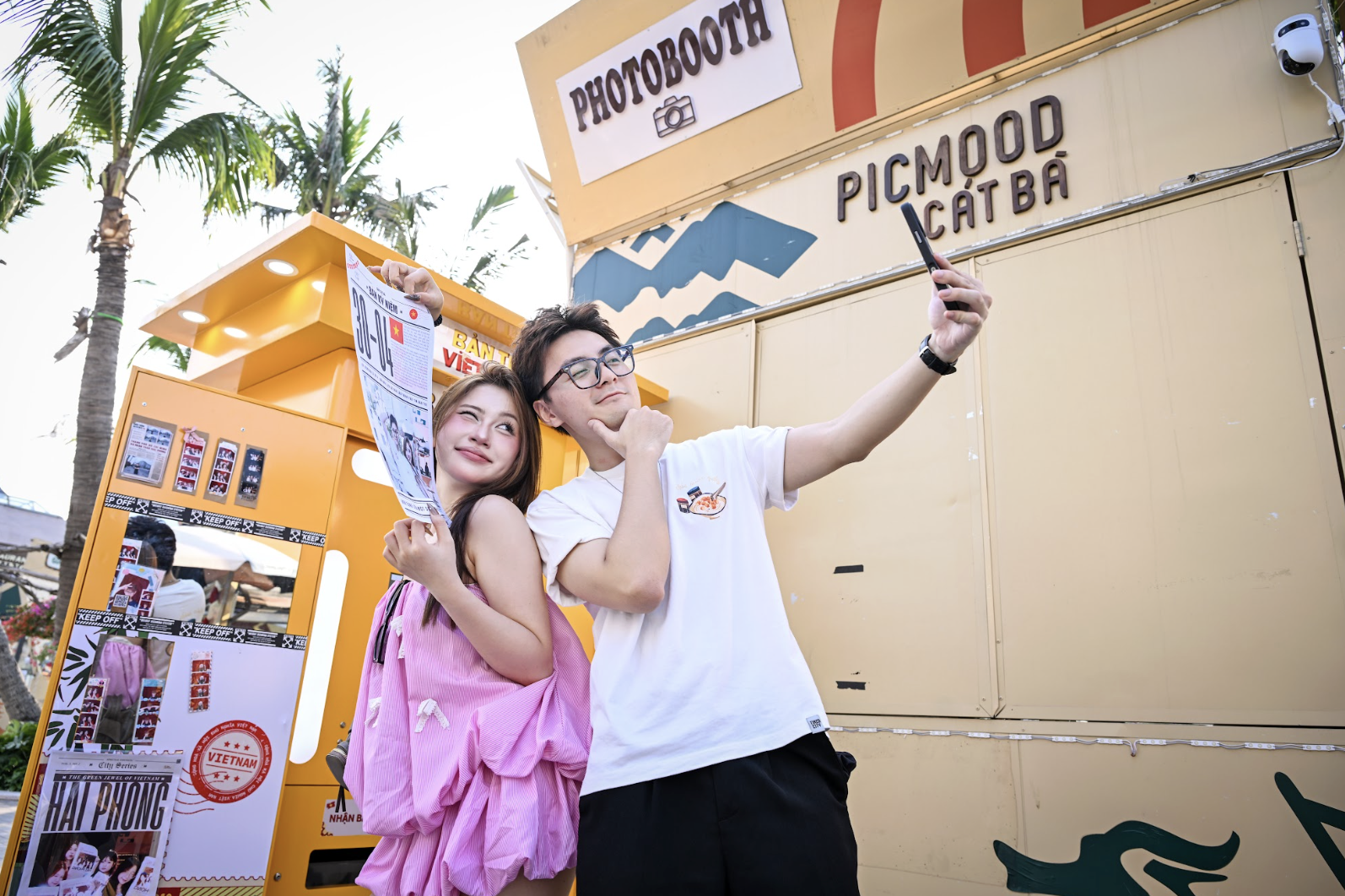 Du khách check-in gian hàng