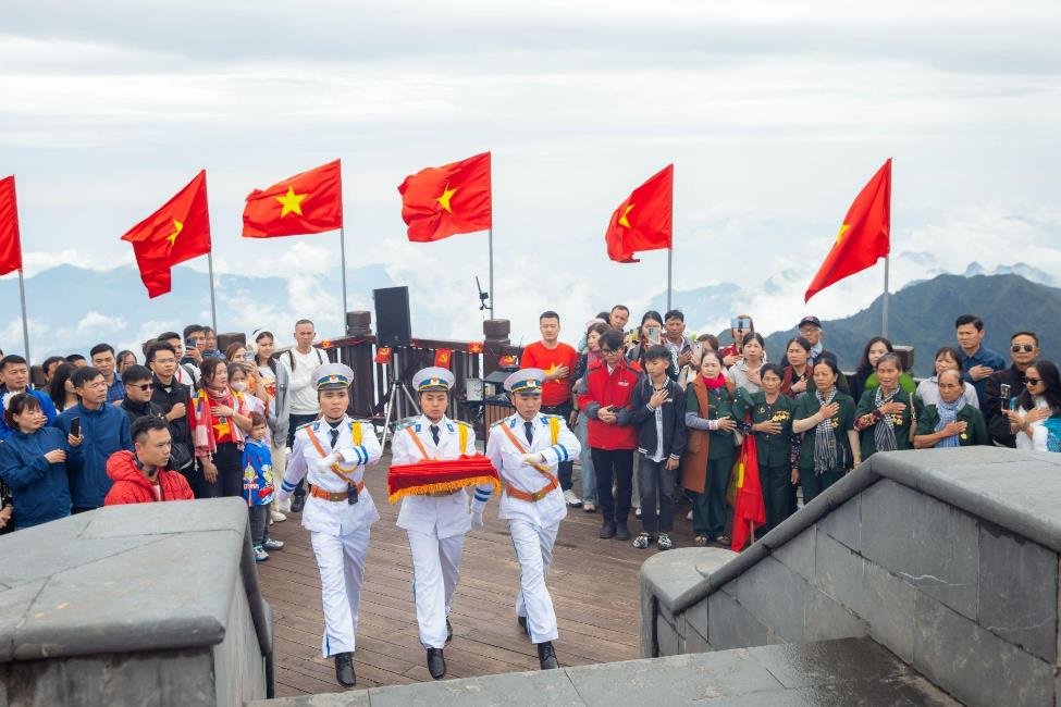 Lễ hội Hoa hồng Fansipan 2026 khai màn, hàng vạn du khách check-in bên triệu đoá hồng, vui bất tận từ sáng tới đêm - 8