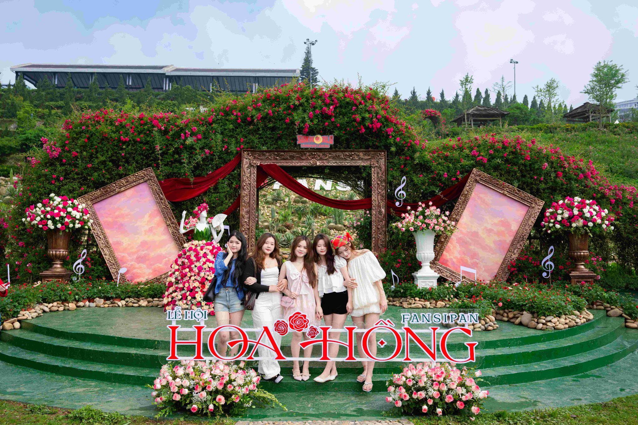 Du khách hào hứng check-in tại không gian rực rỡ của Lễ hội hoa hồng Fansipan trong kỳ nghỉ lễ Giỗ Tổ