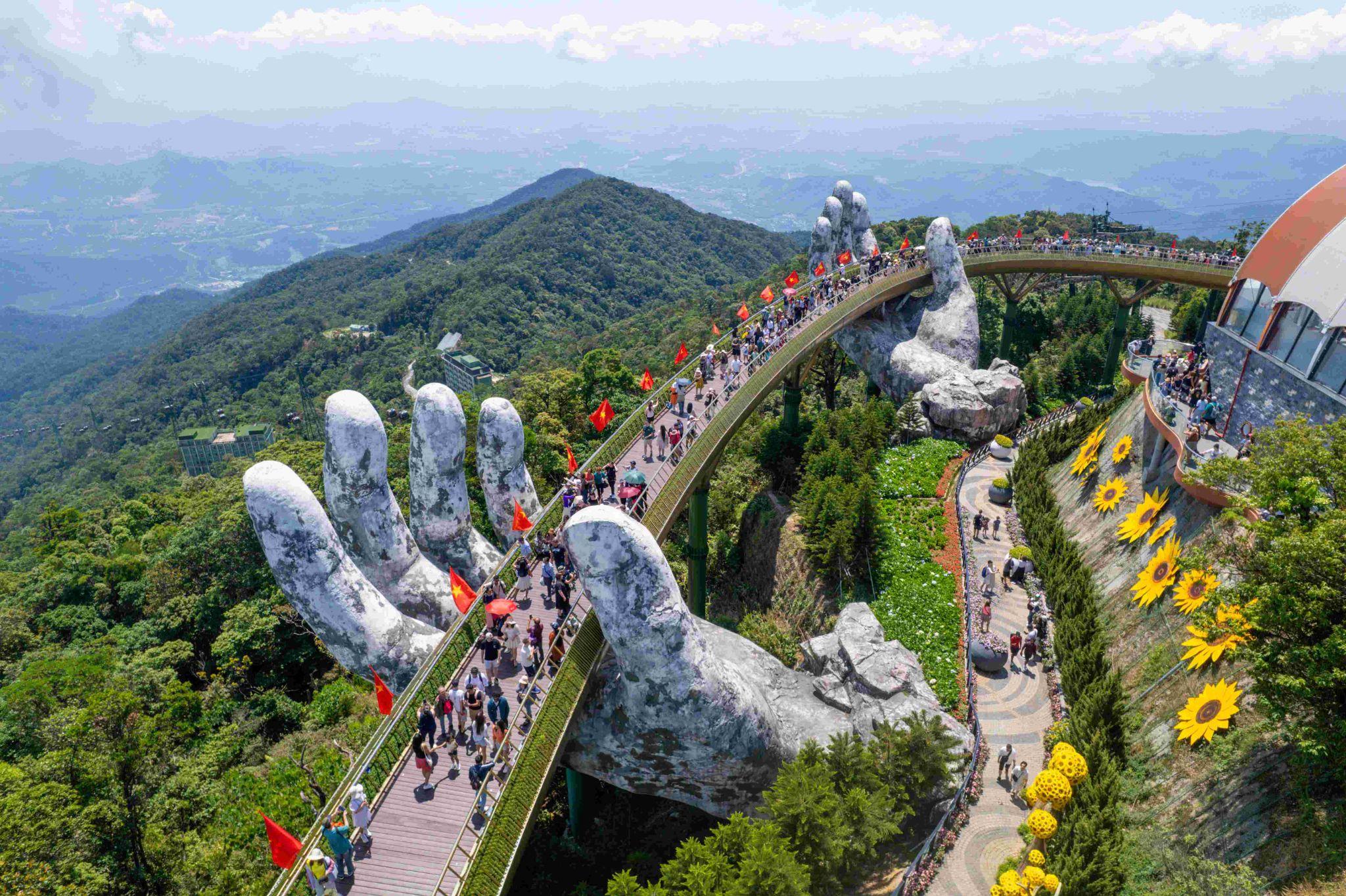 Cầu Vàng rực rỡ sắc cờ hoa, tiếp tục là điểm đến không thể thiếu, thu hút dòng người đổ về trong dịp lễ