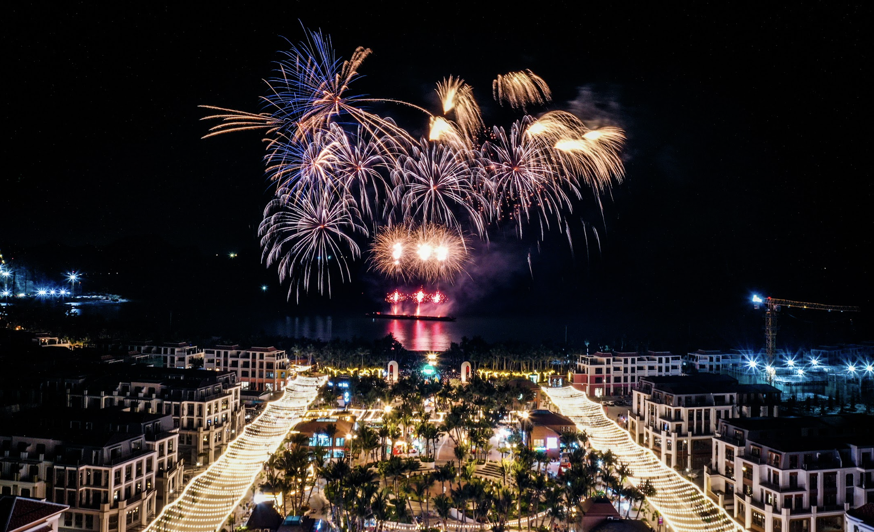 Pháo hoa rực rỡ Vịnh trung tâm