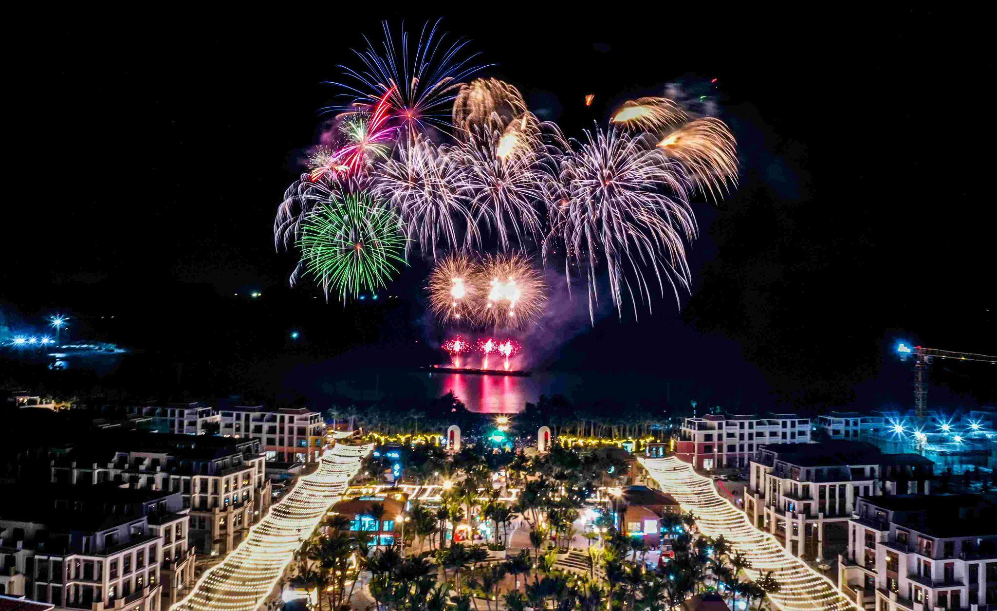 Màn trình diễn pháo hoa lung linh bên bờ vịnh, đánh dấu sự ra mắt sôi động của khu chợ đêm VUI-Fest Ha Long